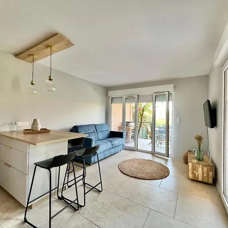 Proche De La Au Coeur De La Marine