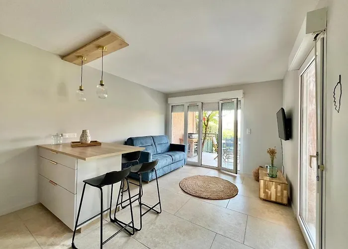 Proche De La Au Coeur De La Marine